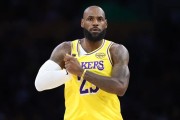 开云APP-詹姆斯连续144场季后赛得分上双，NBA历史第五长纪录